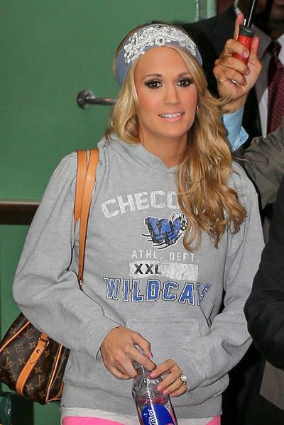 Carrie Underwood “Good Morning America” departure candids in New York, November 1, 2013 
