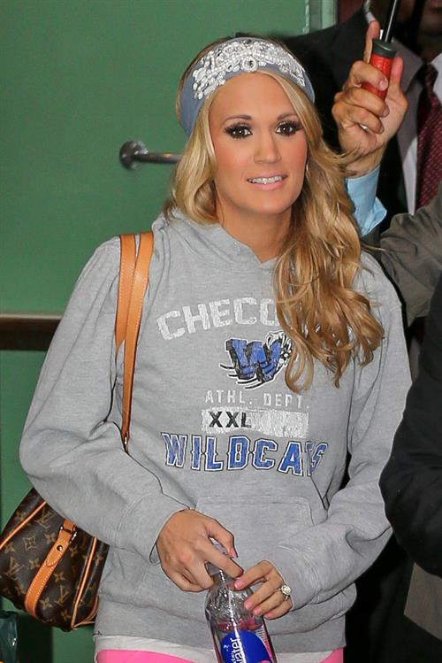 Carrie Underwood “Good Morning America” departure candids in New York, November 1, 2013 