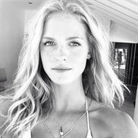 Erin Heatherton taking a selfie