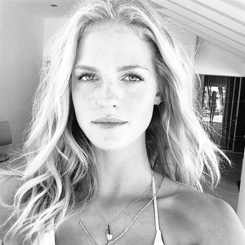 Erin Heatherton taking a selfie