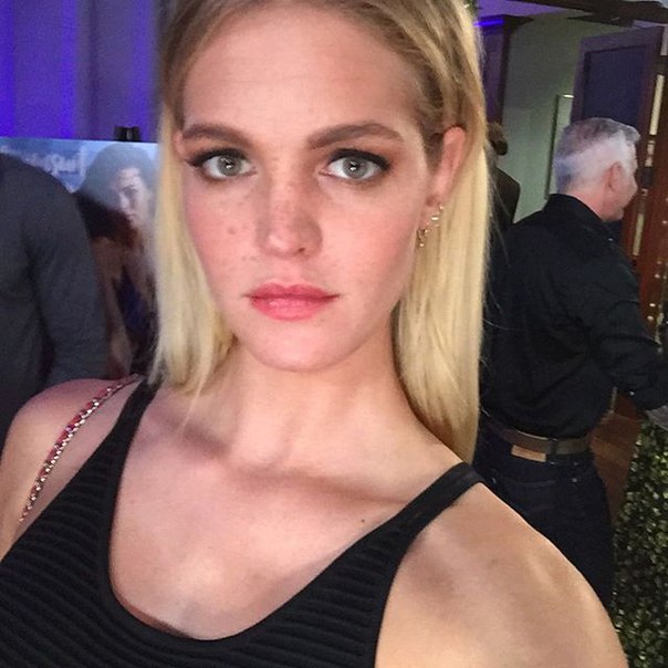 Erin Heatherton taking a selfie