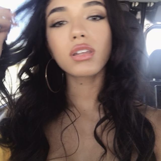 Yovanna Ventura taking a selfie