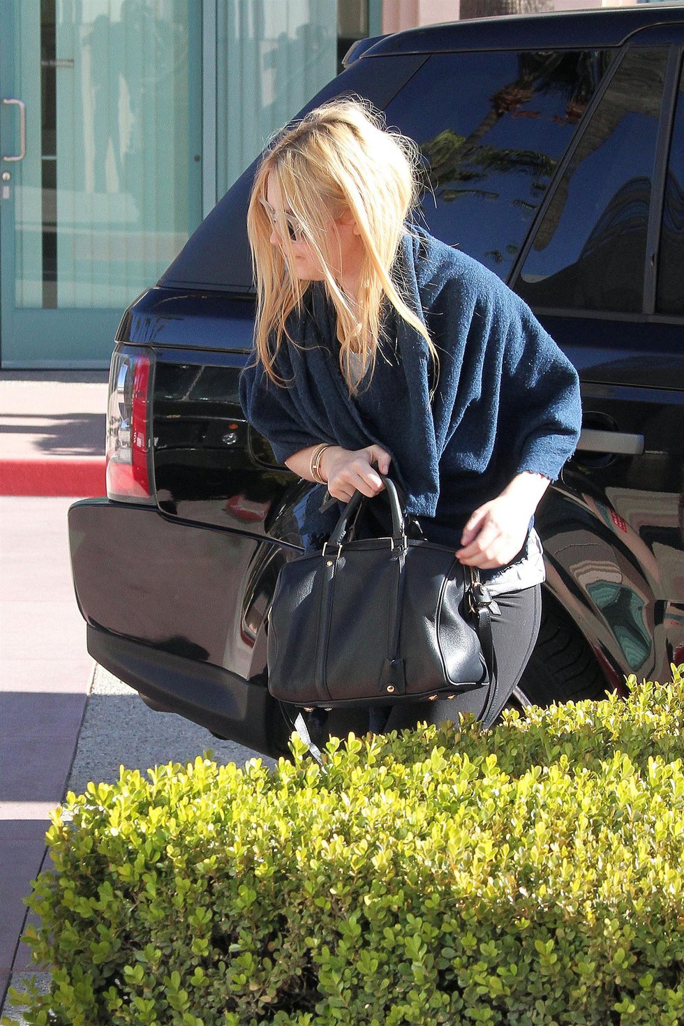 Dakota Fanning rushes into a workout class in Los Angeles January 17, 2013 
