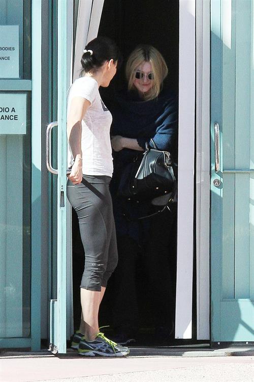 Dakota Fanning rushes into a workout class in Los Angeles January 17, 2013 