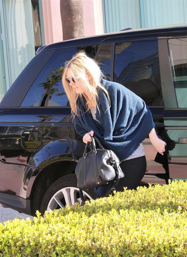 Dakota Fanning rushes into a workout class in Los Angeles January 17, 2013 