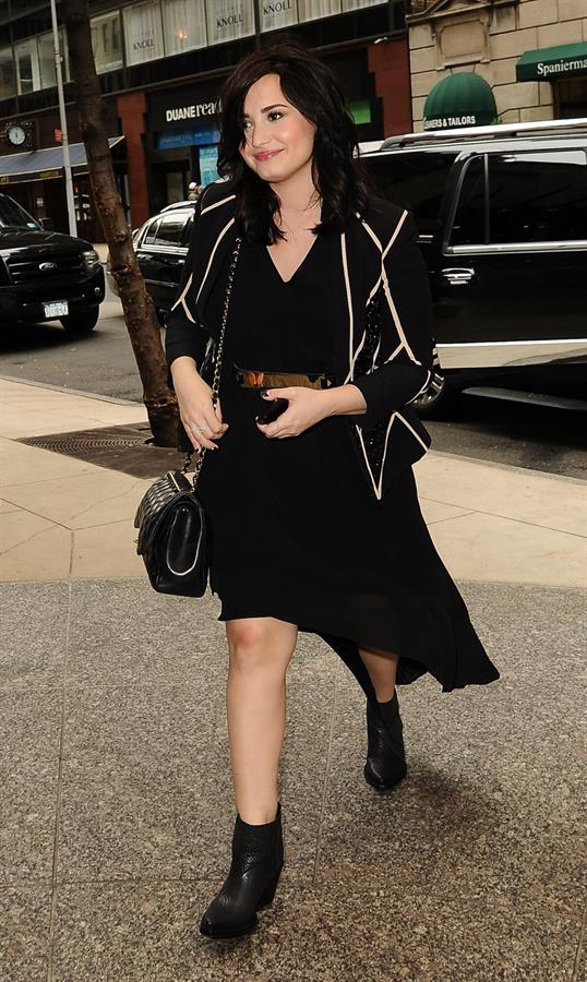 Demi Lovato - Arrives for Live with Kelly in New York City (12.04.2013) 