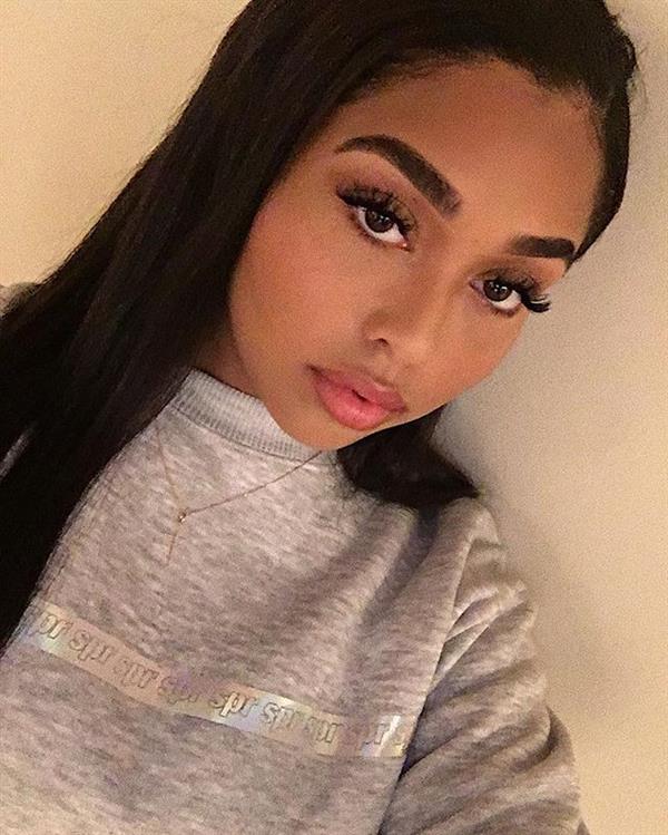 Jordyn Woods taking a selfie