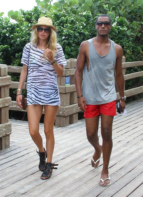 Doutzen Kroes bikini beach pictures in Miami August 16, 2012