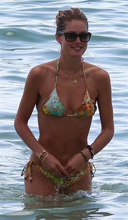 Doutzen Kroes bikini beach pictures in Miami August 16, 2012
