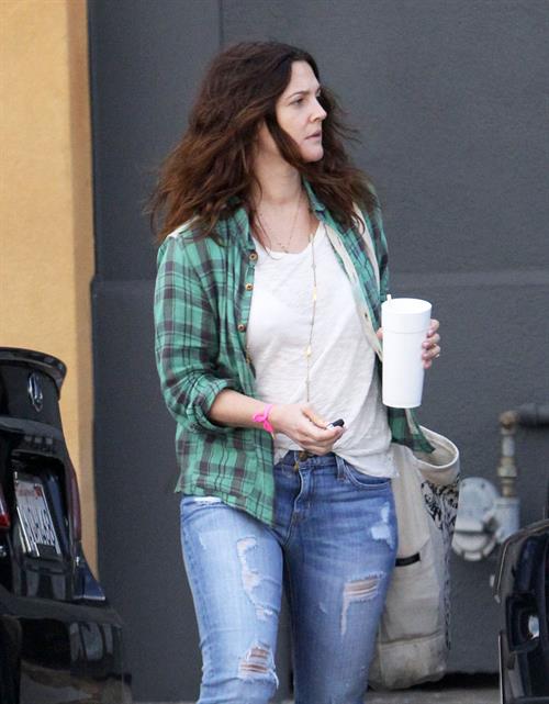 Drew Barrymore - Grabs a cup of somewhat in Santa Monica (21.02.2013) 