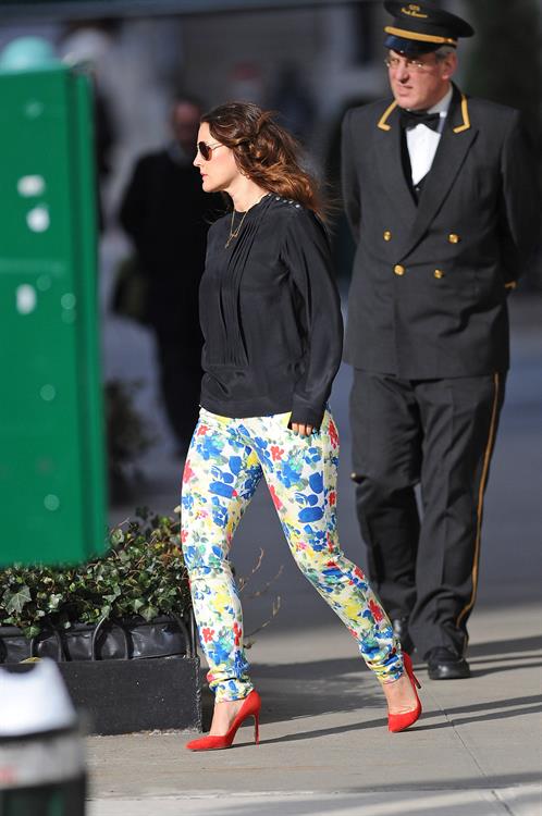 Drew Barrymore in cute leggings in New York City (21.03.2013) 