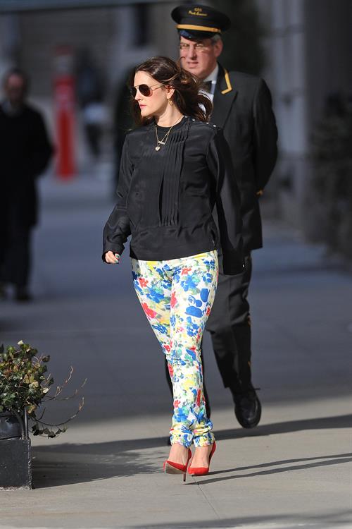 Drew Barrymore in cute leggings in New York City (21.03.2013) 