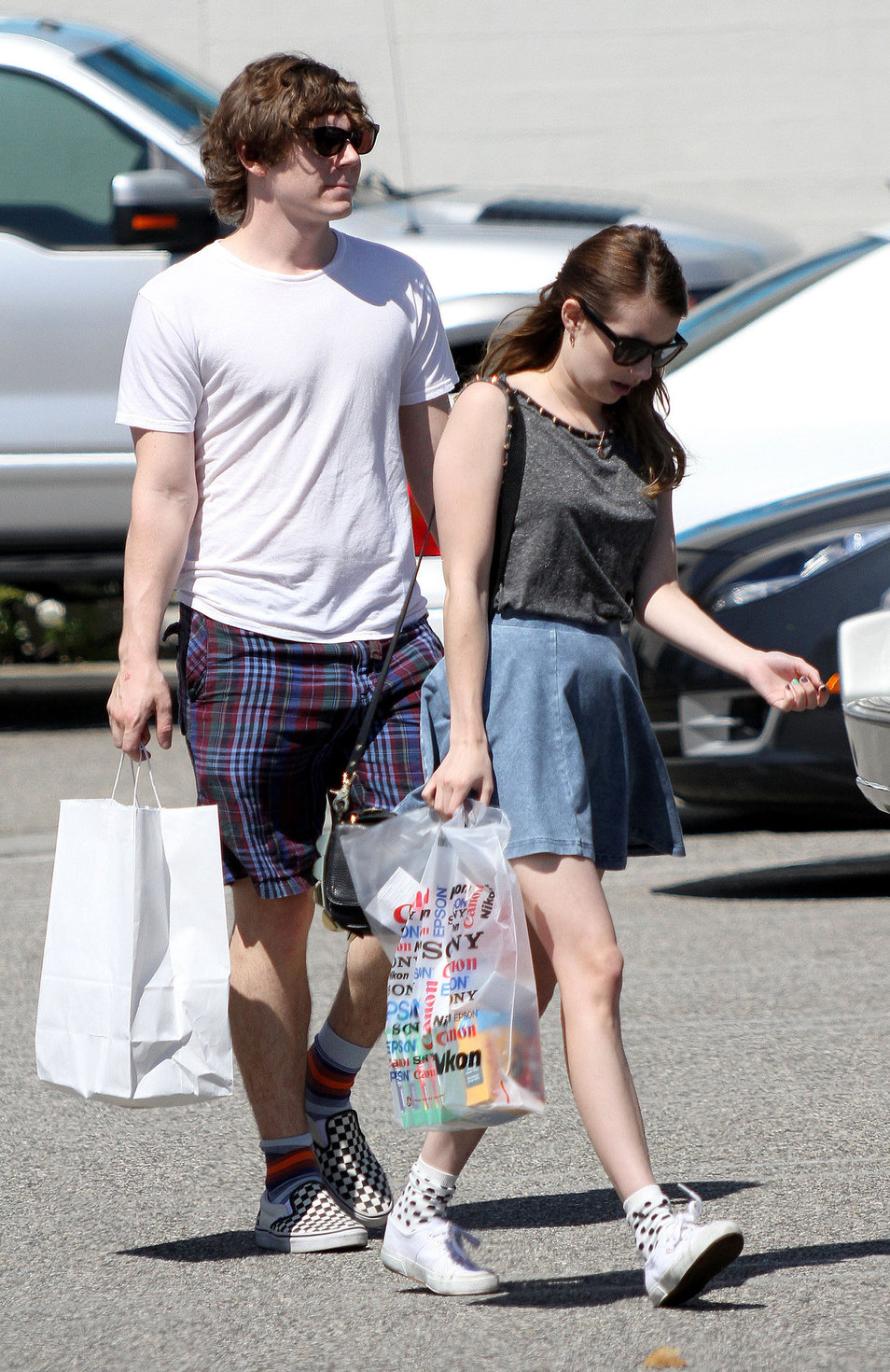 Emma Roberts - Spotted shopping at Samy's in Los Angeles (30.03.2013) 