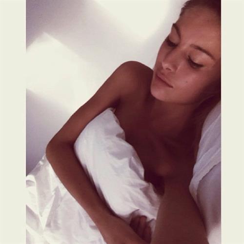 Mathilde Gøhler taking a selfie