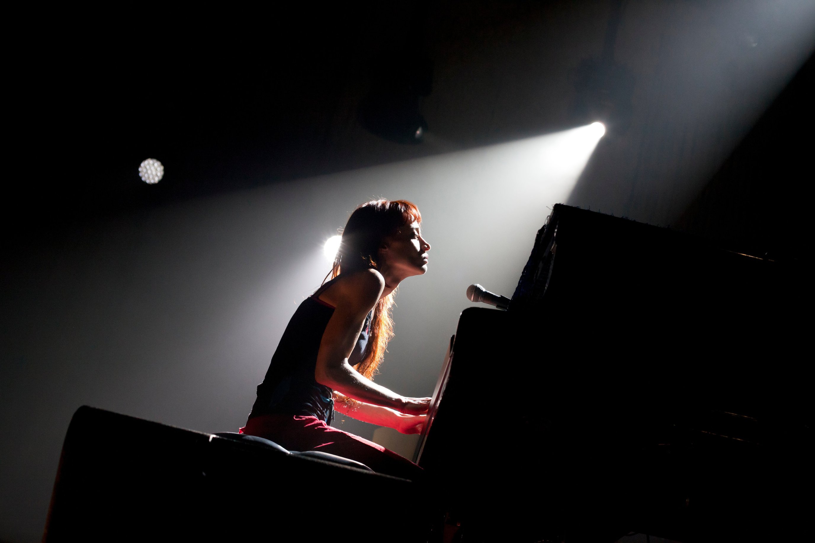 fiona-apple-pictures-fiona-apple-performing-at-the-ryman-nashville