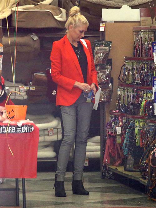 Gwen Stefani Spotted entering a store in Studio City (October 13, 2012) 