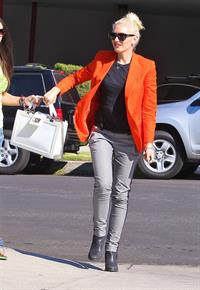 Gwen Stefani Spotted entering a store in Studio City (October 13, 2012) 