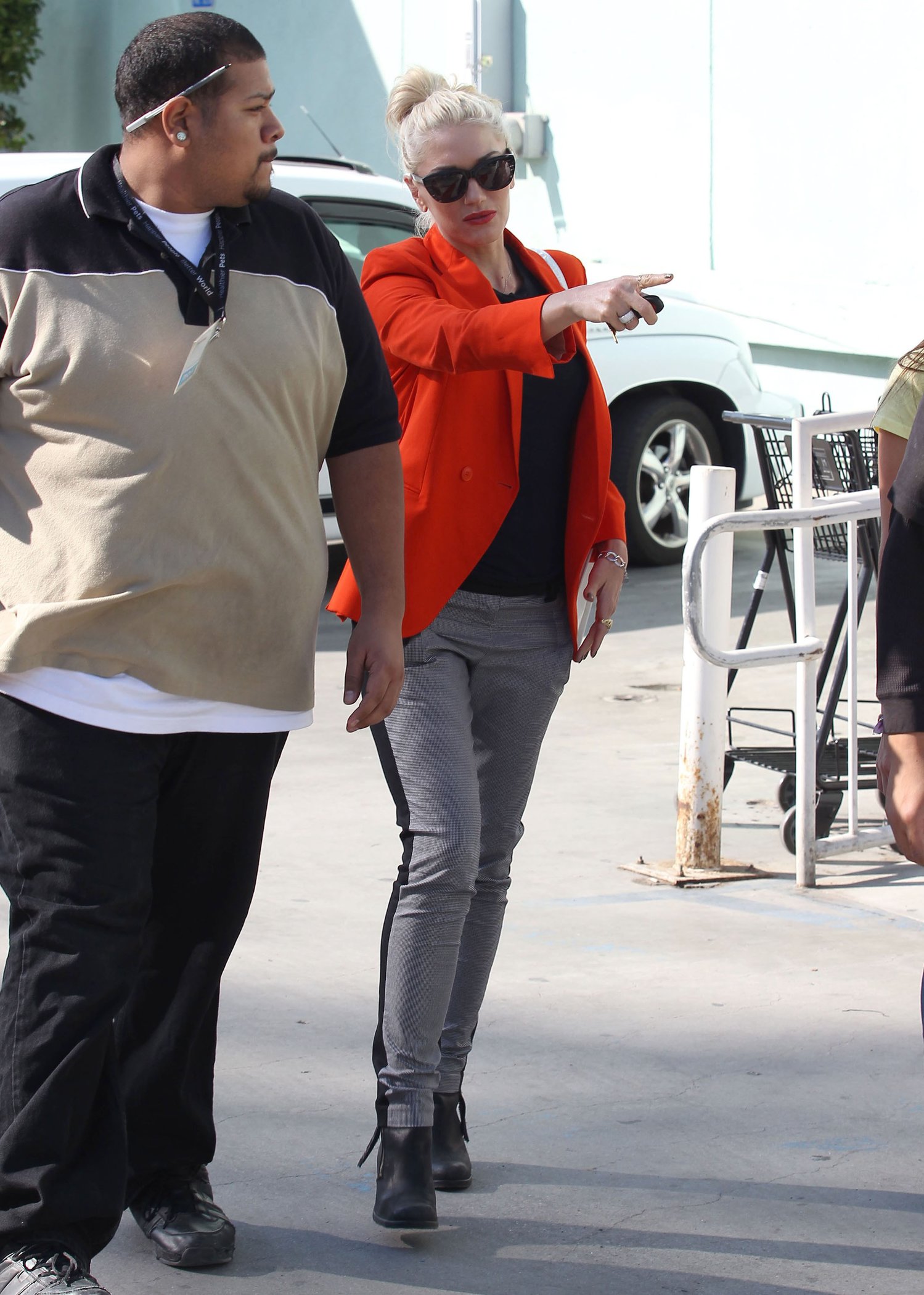 Gwen Stefani Spotted entering a store in Studio City (October 13, 2012) 
