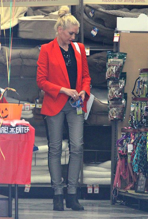 Gwen Stefani Spotted entering a store in Studio City (October 13, 2012) 