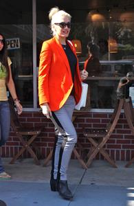 Gwen Stefani Spotted entering a store in Studio City (October 13, 2012) 