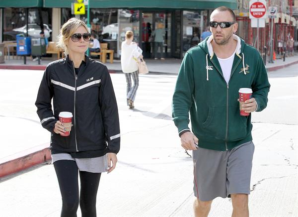 Heidi Klum Spotted leaving the gym and grabbing Starbucks in Brentwood (November 14, 2012) 