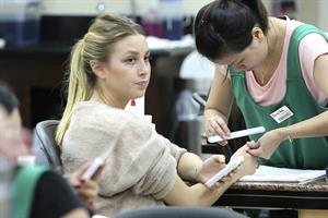 Whitney Port shopping around Beverly Hills Sept 28, 2012 