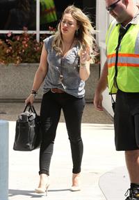 Hilary Duff Stops at Starbucks for an iced drink while out and about in Los Angeles (September 6, 2013) 