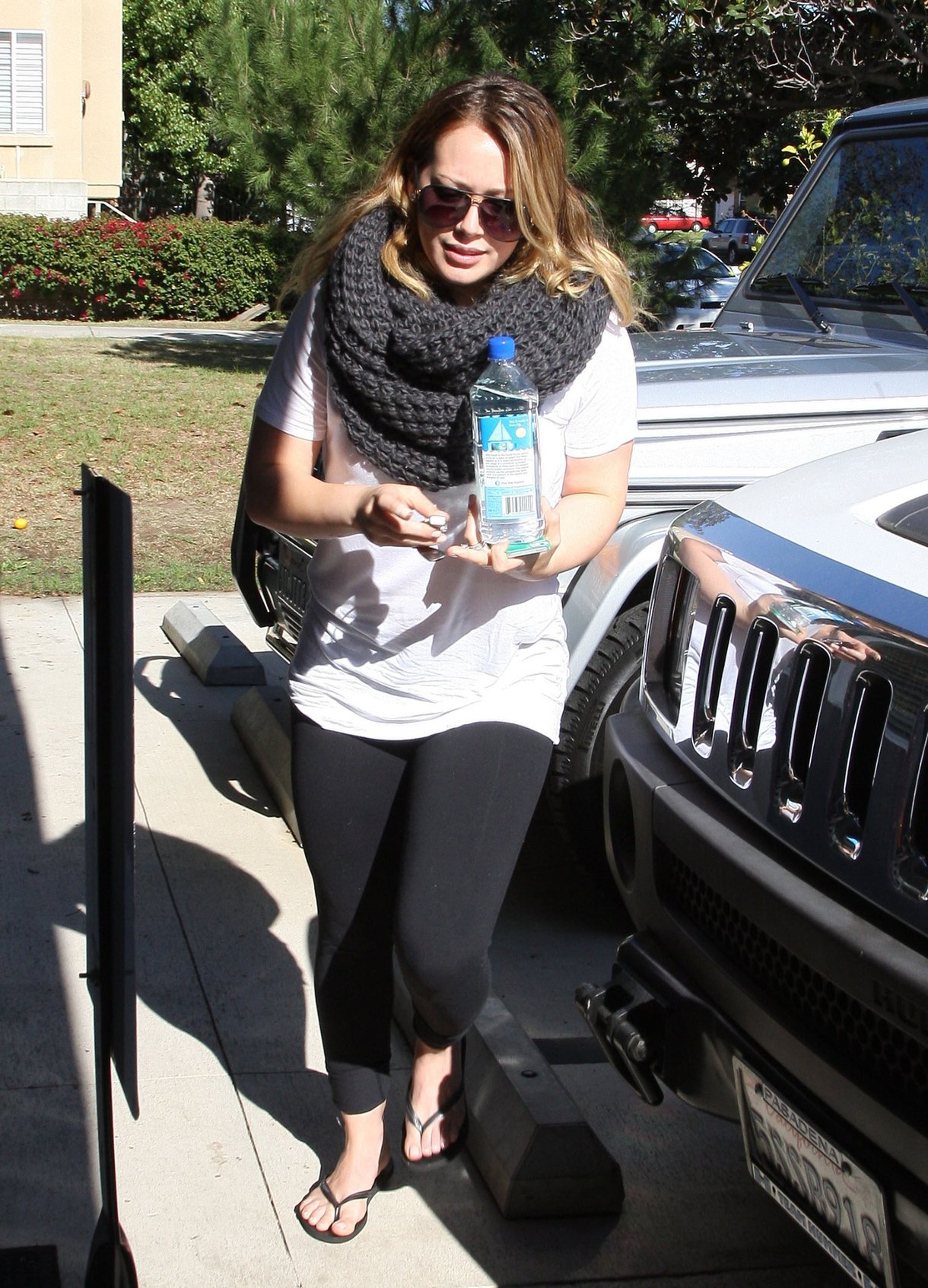 Hilary Duff Heads to pilates class in Studio City (November 20, 2012) 