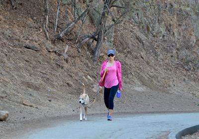Jenna Dewan Takes her dog for a walk in Runyon Canyon, Los Angeles (November 16, 2012) 