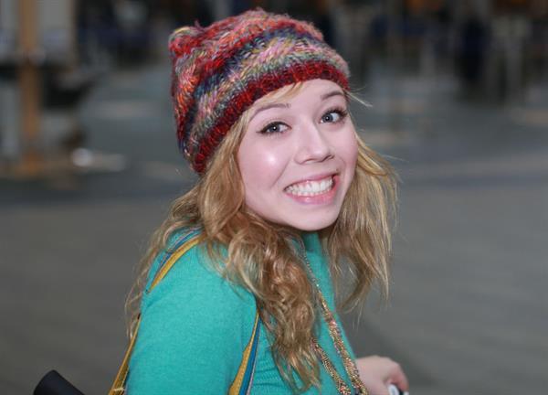 Jennette McCurdy  catching flight back to LA in Vancouver 11/3/12 