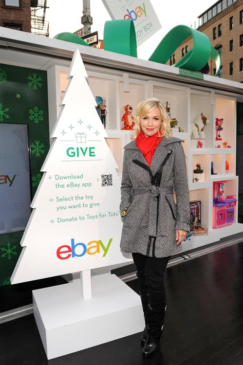 Jennie Garth eBay & Actress Jennie Garth Open 'The eBay Toy Bo' Pop-Up Store in NYC (Dec 6, 2012) 