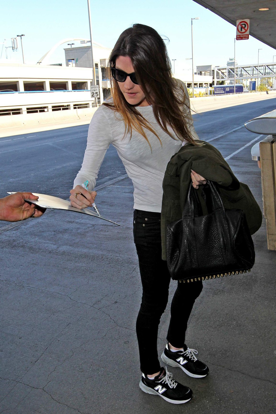 Jennifer Carpenter Pictures Jennifer Carpenter arrives at LAX to catch a flight out of town - January 21, 2013
