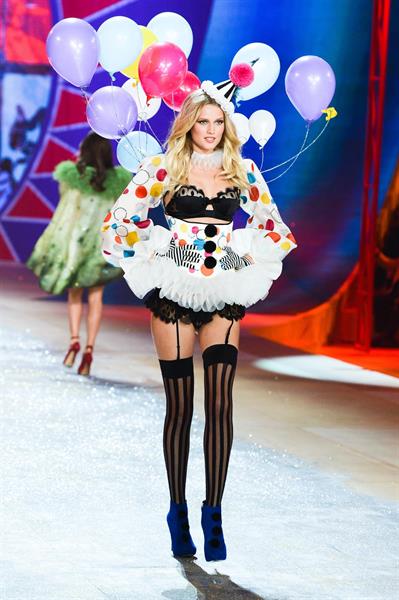 Toni Garrn in lingerie