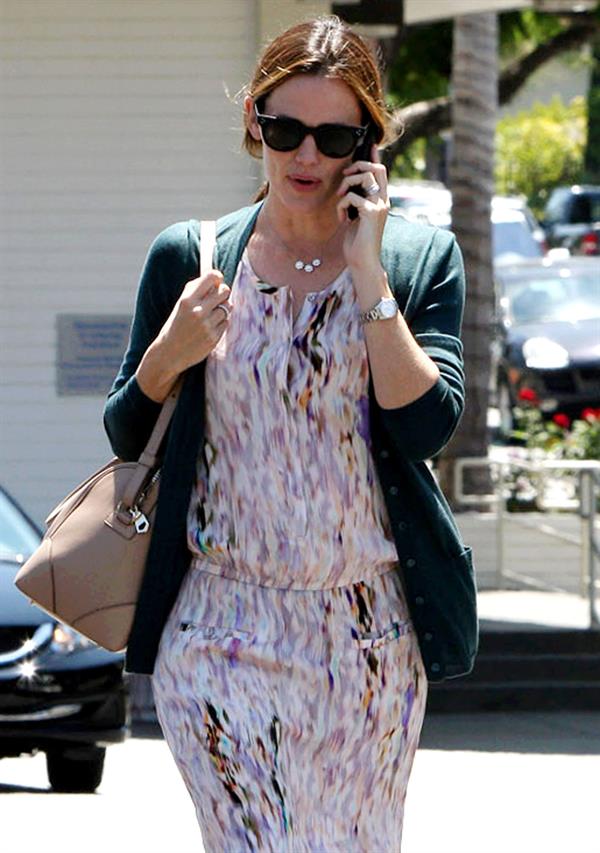 Jennifer Garner seen chatting away on her cellphone in Brentwood 