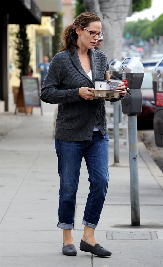 Jennifer Garner stops for coffee at Cafe Lue in LA October 4, 2012 