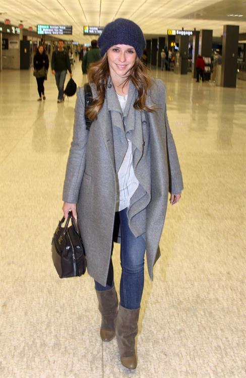 Jennifer Love Hewitt arrives on a flight at Dulles Airport in Washington, D.C. 12/22/12 