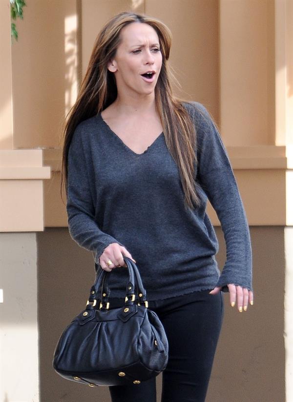 Jennifer Love Hewitt Filming on the set of  The Client List  in Los Angeles (November 14, 2012) 