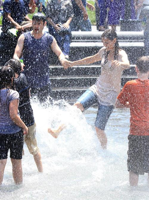 Katie Holmes Films  Mania Days  in Washington Square Park (May 21, 2013) 