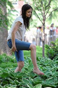Katie Holmes Films  Mania Days  in Washington Square Park (May 21, 2013) 