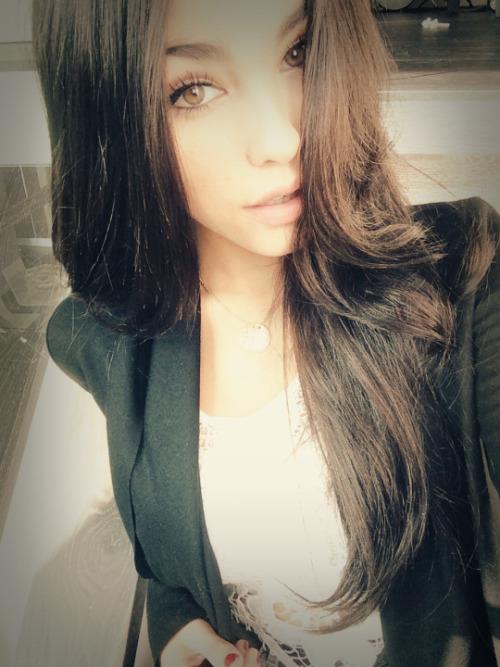 Madison Beer taking a selfie