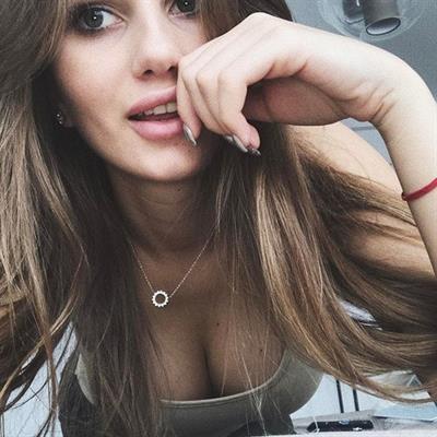 Paulina Mikolajczak taking a selfie