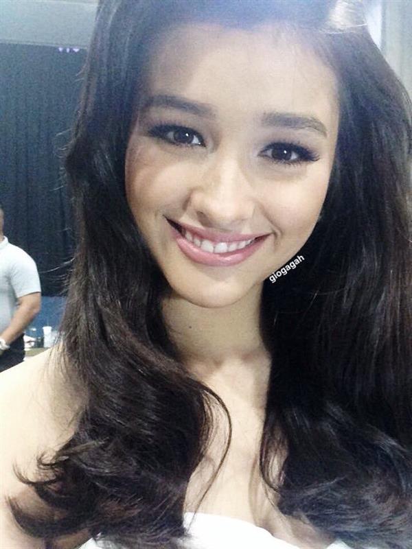 Liza Soberano taking a selfie