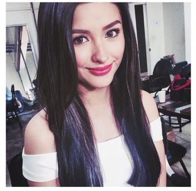 Liza Soberano taking a selfie