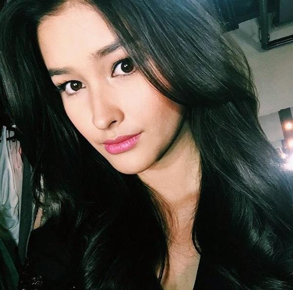 Liza Soberano taking a selfie