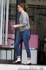 Mandy Moore - Stopping By A Dry Cleaners - August 25, 2012