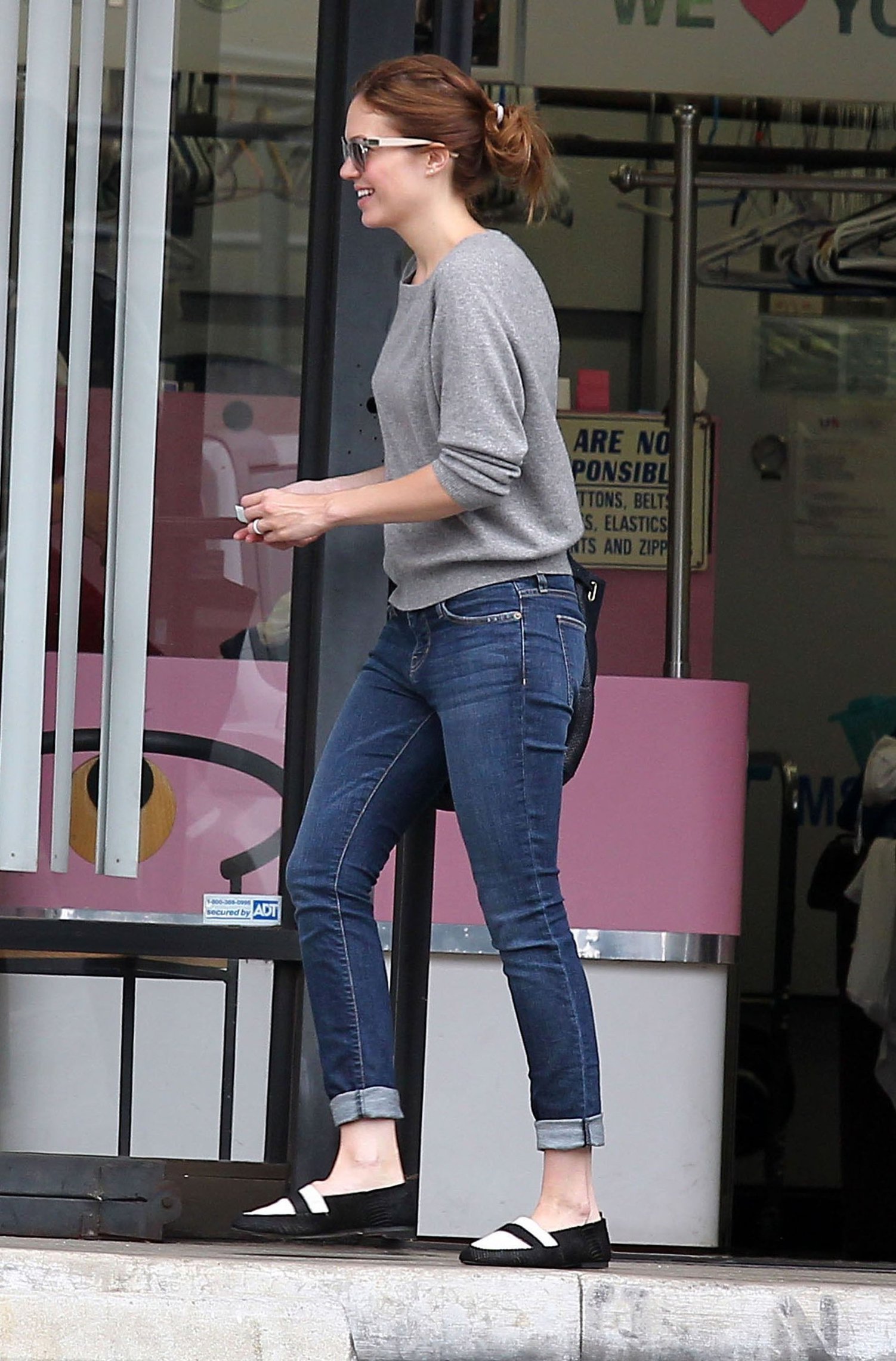 Mandy Moore - Stopping By A Dry Cleaners - August 25, 2012