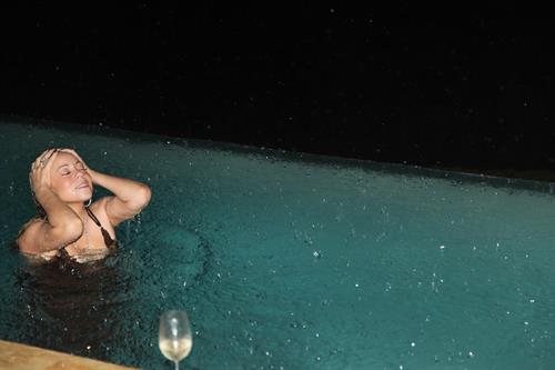Mariah Carey Looks stunning as she relaxes in the water while on Easter vacation April 2, 2013