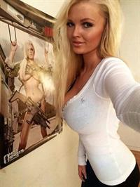 Zienna Eve taking a selfie