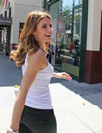 Maria Menounos  Extra  set candids 3/27/13  