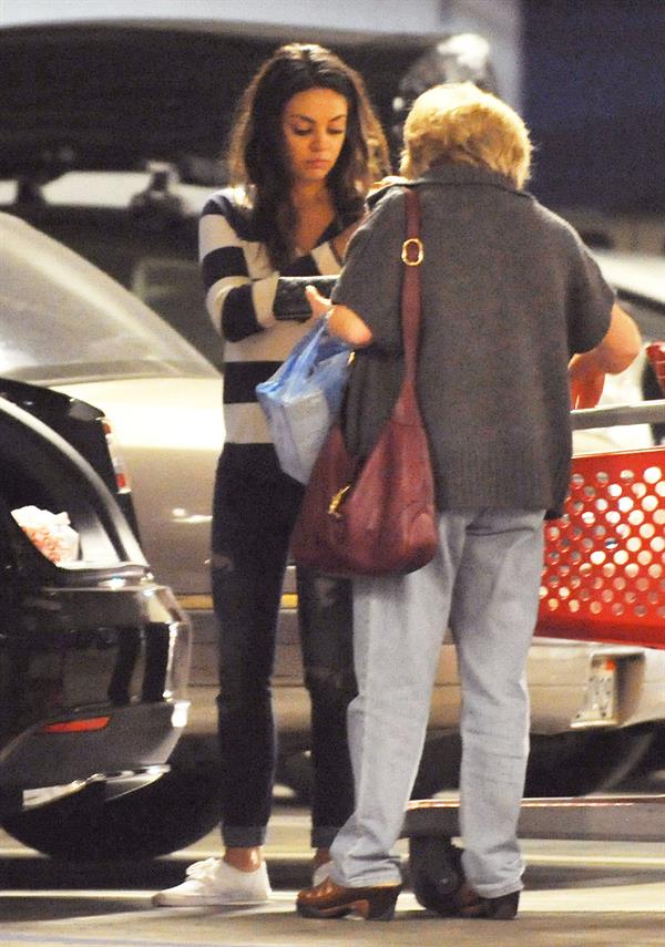 Mila Kunis - Caught with her mother and a shopping cart on a parking place in Los Angeles (04.02.2013) 